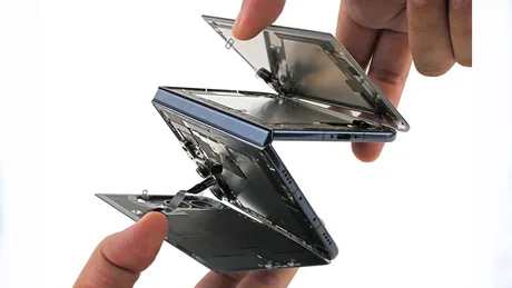 iPhone Duo descompus, evidențiind componentele interioare și procesul de reparare.