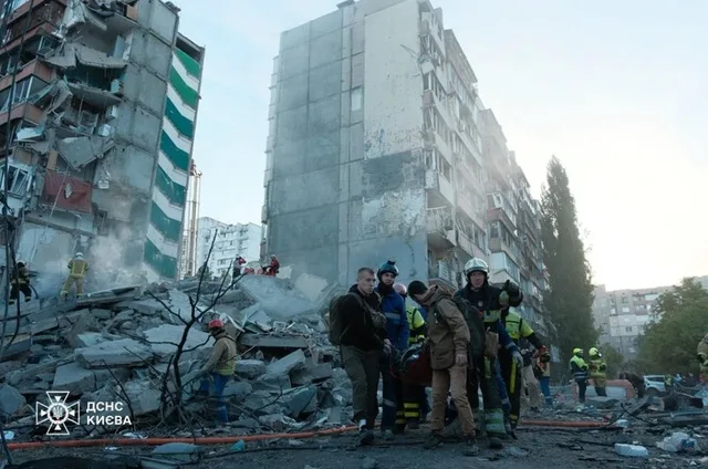 Echipe de salvare intervin după un atac aerian devastator în oraș.
