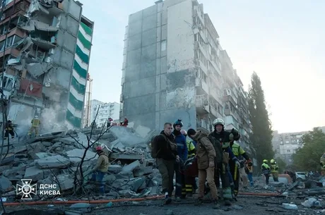 Echipe de salvare intervin după un atac aerian devastator în oraș.