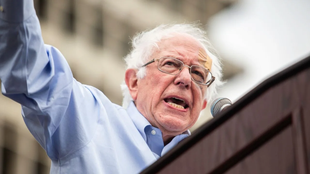 Bernie Sanders vorbește la un miting despre impactul AI asupra locurilor de muncă.