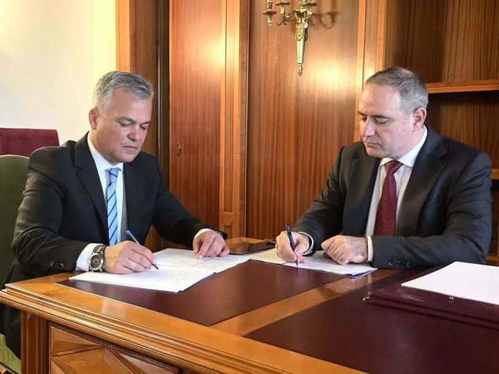 Adrian Veştea și Alexandru Nazare discutând despre bugetul României.