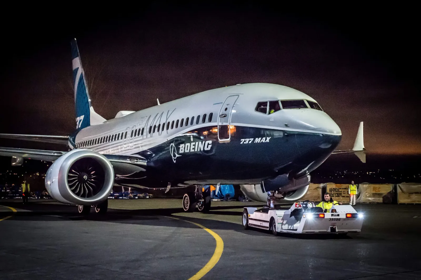 Avion Boeing 737 Max pregătit pentru decolare pe pistă.