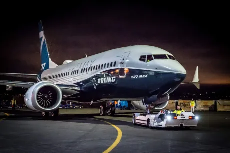Avion Boeing 737 Max pregătit pentru decolare pe pistă.