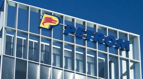 Logo-ul OMV Petrom pe clădirea companiei, simbol al energiei în România.