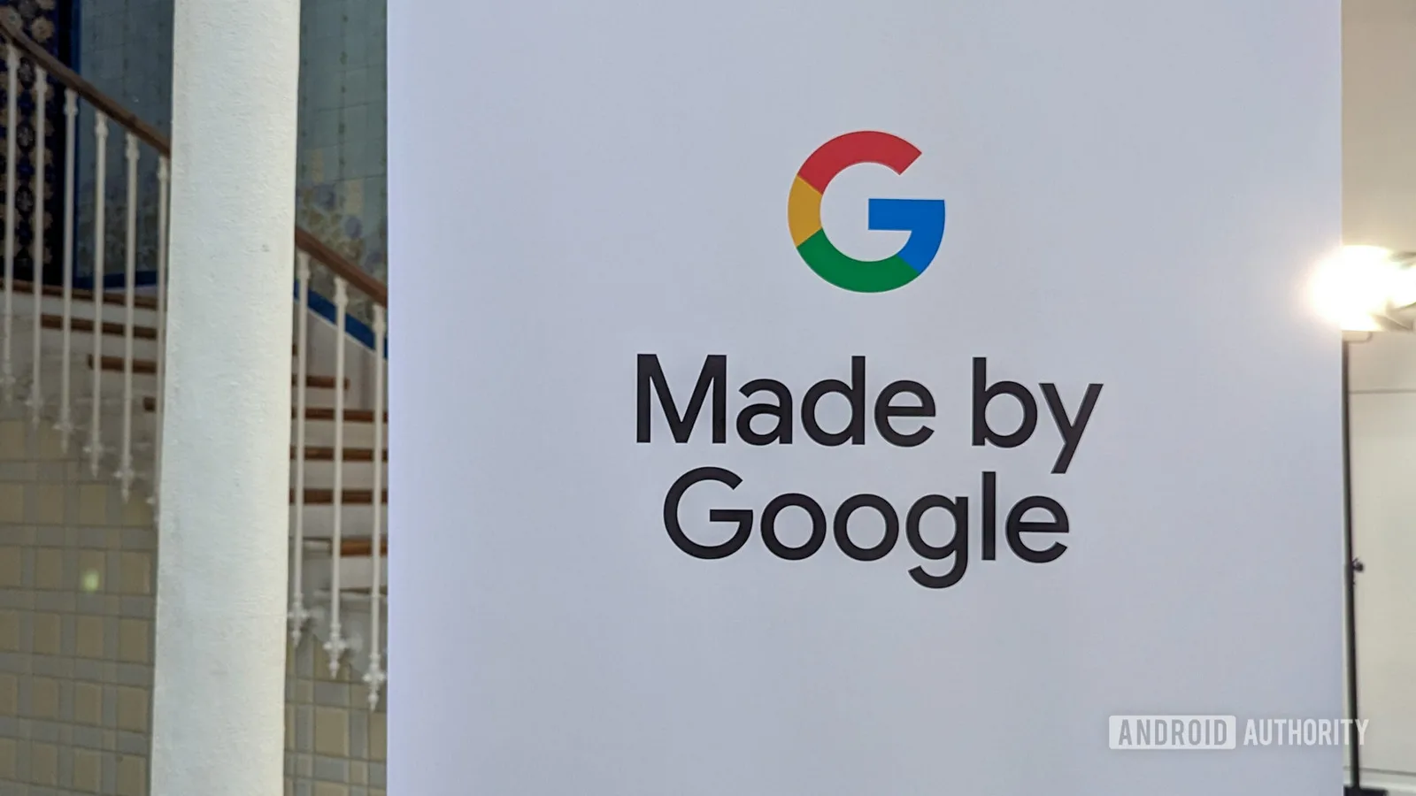 Logo Google pe un panou, pregătiri pentru evenimentul de lansare a Pixel 11.
