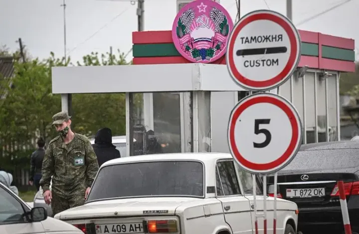 Punct de trecere a frontierei între Transnistria și Moldova, cu prezență militară rusă.