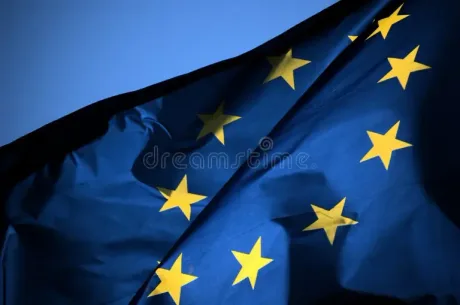 Steagul Uniunii Europene fluturând în vânt, simbol al solidarității și ajutorului.
