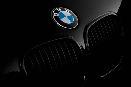 Logo-ul BMW pe fundal întunecat, simbolizând inovația și eleganța.