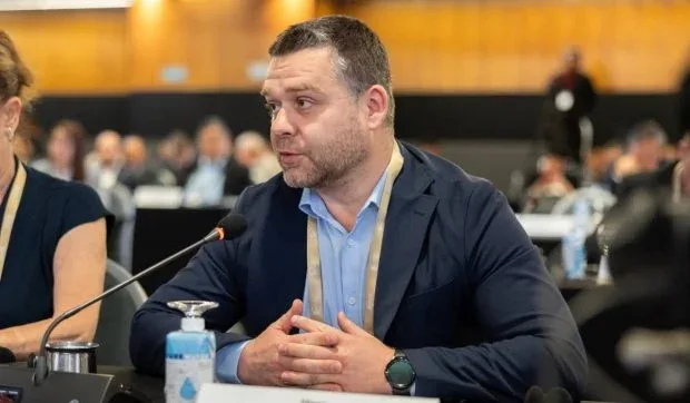 Ciprian Ciucu discutând despre criza politică din PNL la un summit internațional.