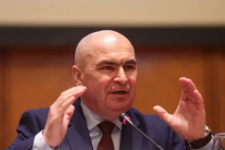 Lider PNL discutând despre reorganizarea partidului și excluderi.