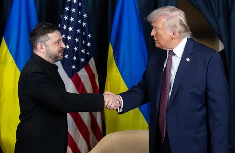 Donald Trump și Volodimir Zelenski se salută la summitul NATO din Turcia.