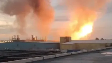 Fum și flăcări de la rafinării în Corpus Christi, Texas.