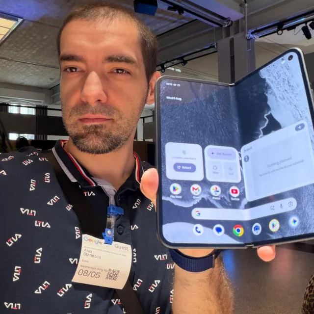 Un utilizator prezintă telefonul pliabil Pixel 11 Pro Fold în cadrul unui eveniment.