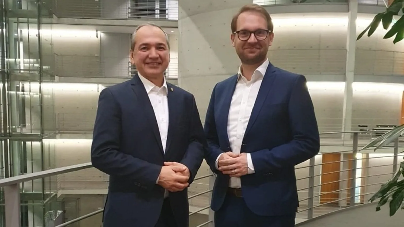 Octavian Ursu și Dominic Fritz, zâmbind într-un mediu modern.