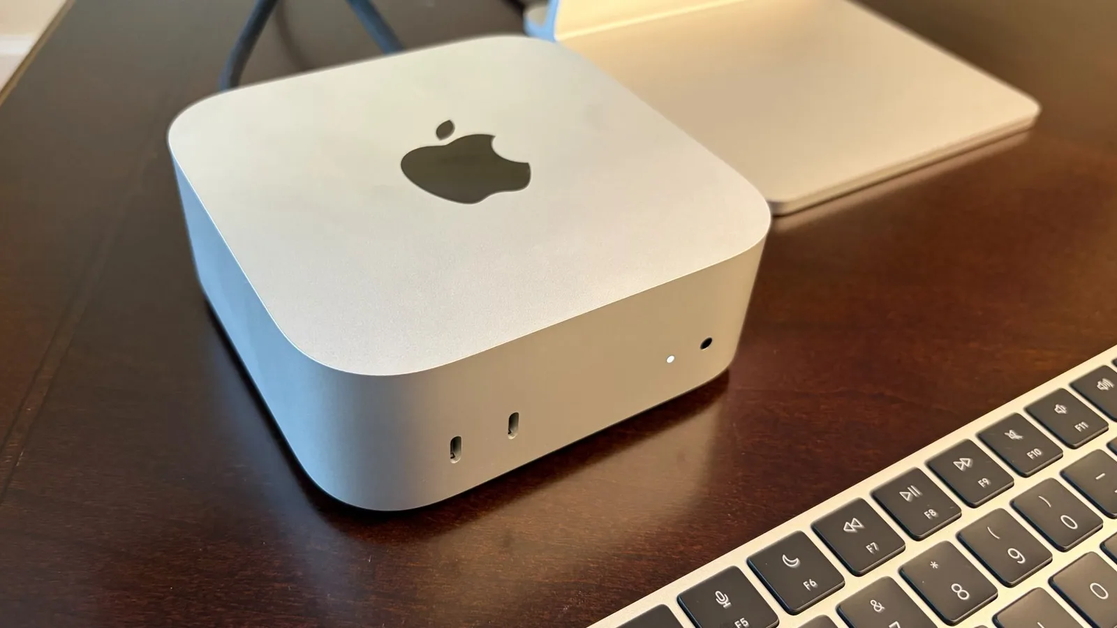Un Mac pe birou, evidențiind designul său elegant și modern.