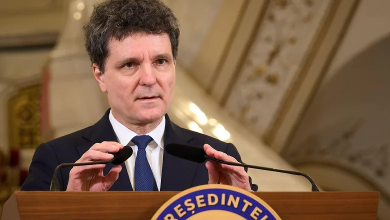 Nicușor Dan discută despre viitorul guvernului României în fața presei.