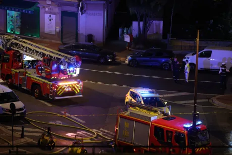 Intervenție de urgență după explozia din Monaco, cu mașini de pompieri și poliție.