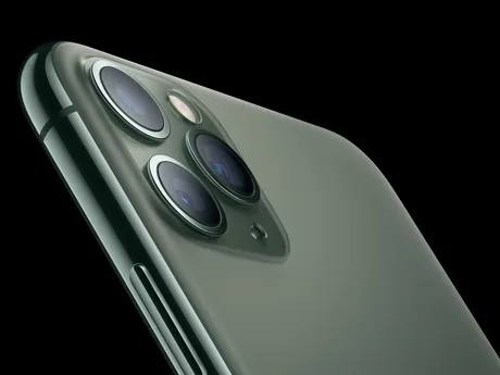 Detaliu al camerei unui iPhone, evidențiind lentilele și designul elegant.