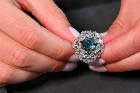 Bijuterie elegantă cu piatră prețioasă și diamante strălucitoare.