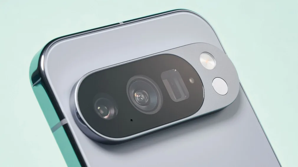 Detaliu al camerei unui smartphone modern, cu un design elegant și culori subtile.