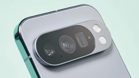 Detaliu al camerei unui smartphone modern, cu un design elegant și culori subtile.