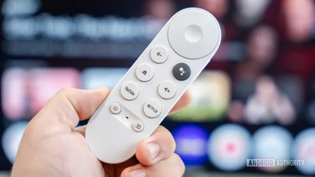 Telecomanda Chromecast cu Google TV în mână, pregătită pentru utilizare.