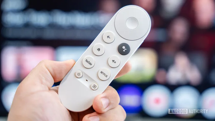 Telecomanda Chromecast cu Google TV în mână, pregătită pentru utilizare.