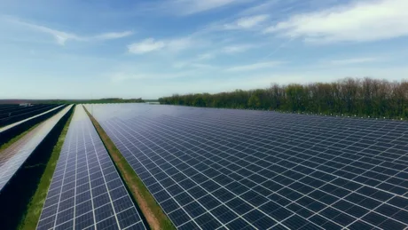 Panouri solare instalate pe câmp, contribuind la reducerea costurilor energetice.