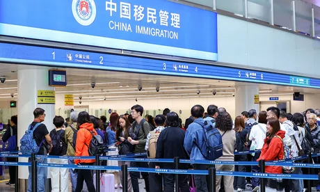Coada la controlul pașapoartelor în aeroportul din China.
