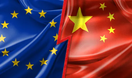 Steagurile Uniunii Europene și Chinei, simbolizând relațiile comerciale complexe.