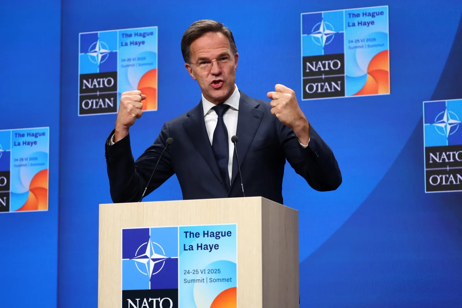 Mark Rutte susține un discurs la un summit internațional important.