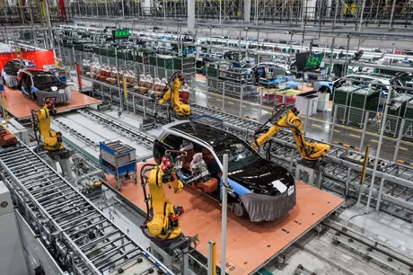Fabrica de automobile cu roboți care asamblează vehicule electrice în Europa.