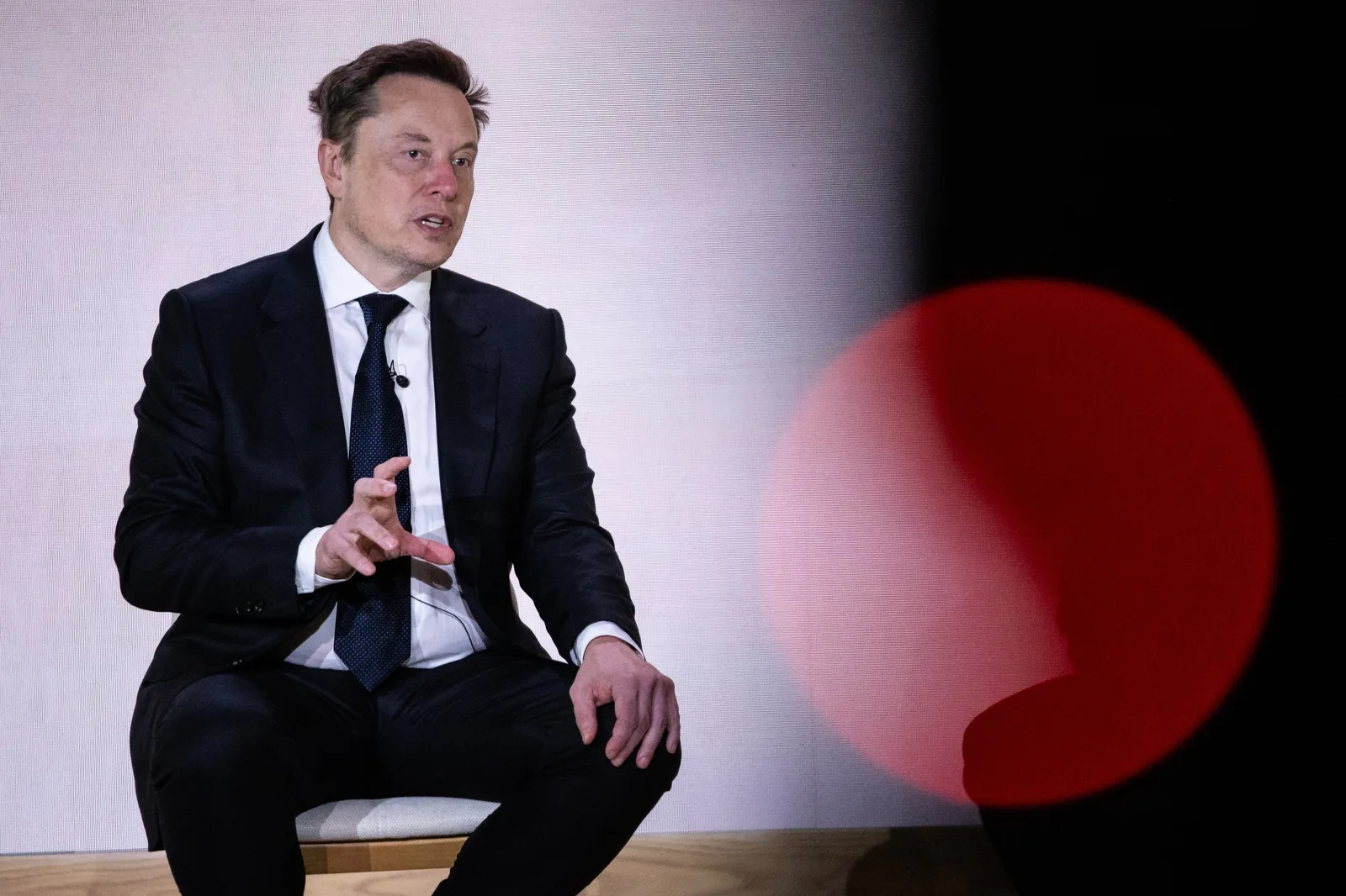 Elon Musk discutând despre serviciile de comunicații satelitare în context militar.