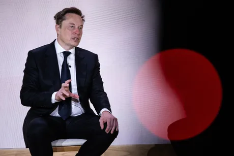 Elon Musk discutând despre serviciile de comunicații satelitare în context militar.