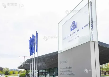 Clădirea Băncii Centrale Europene cu steaguri în față.