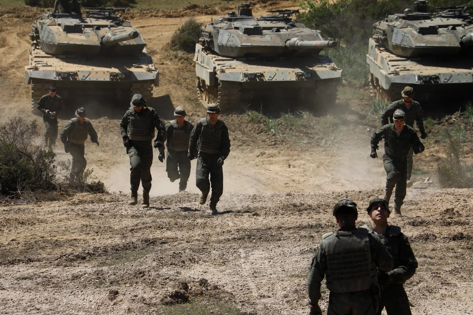 Trupe militare în exercițiu, pregătindu-se pentru mobilitate rapidă.