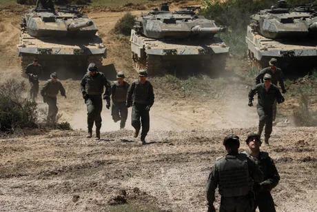 Trupe militare în exercițiu, pregătindu-se pentru mobilitate rapidă.