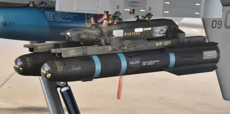Rachete AGM-114 Hellfire montate pe o dronă MQ-9 Reaper în timpul testelor.