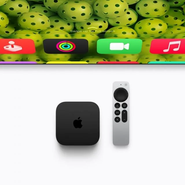 Apple TV 4K cu telecomandă și interfață colorată pe fundal.