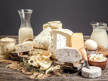 Diversitate de brânzeturi românești pe un fundal rustic.