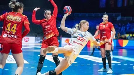 Jucătoare de handbal în acțiune pe terenul de joc.