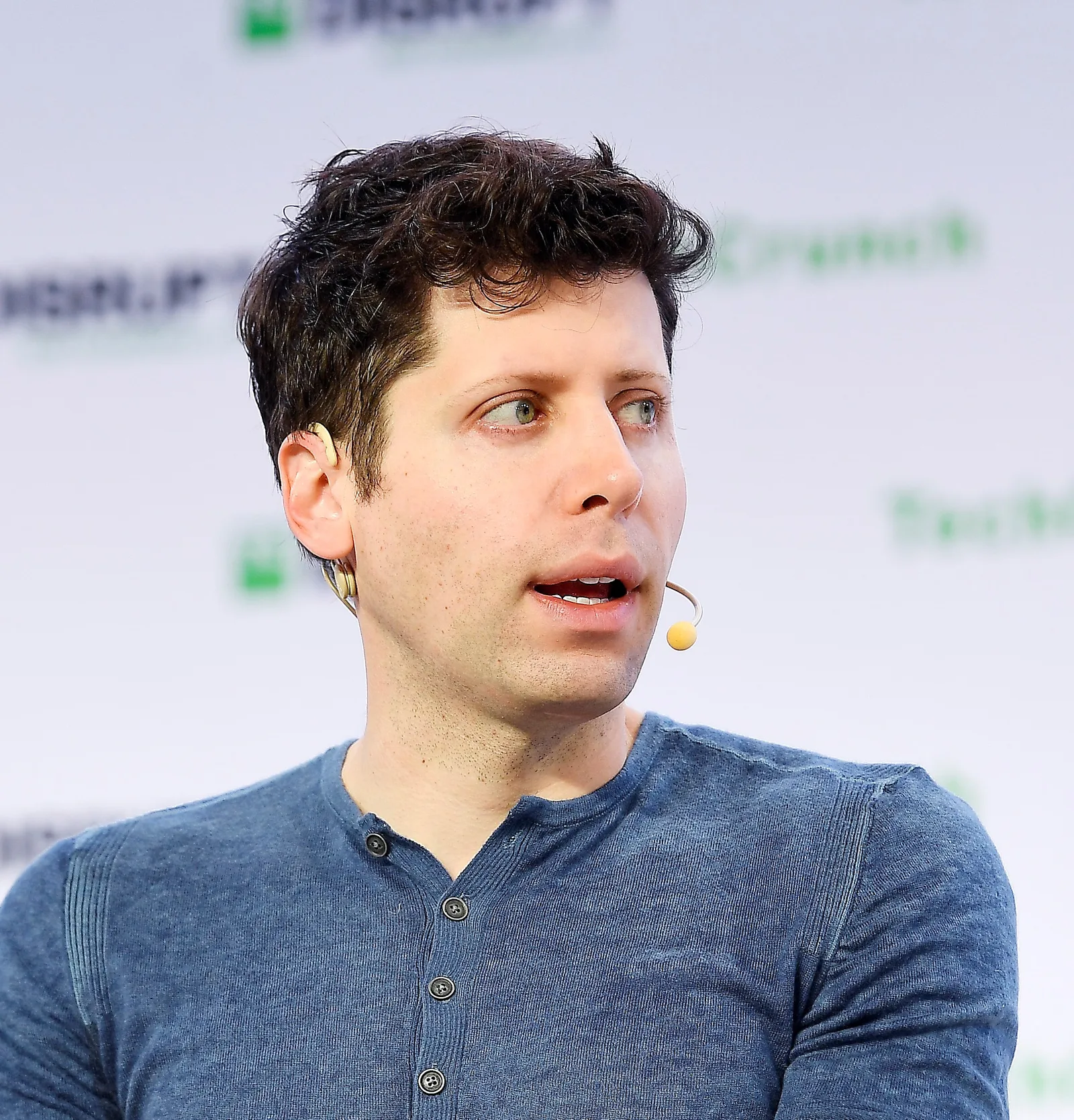 Sam Altman discută despre impactul inteligenței artificiale asupra dezvoltării umane.
