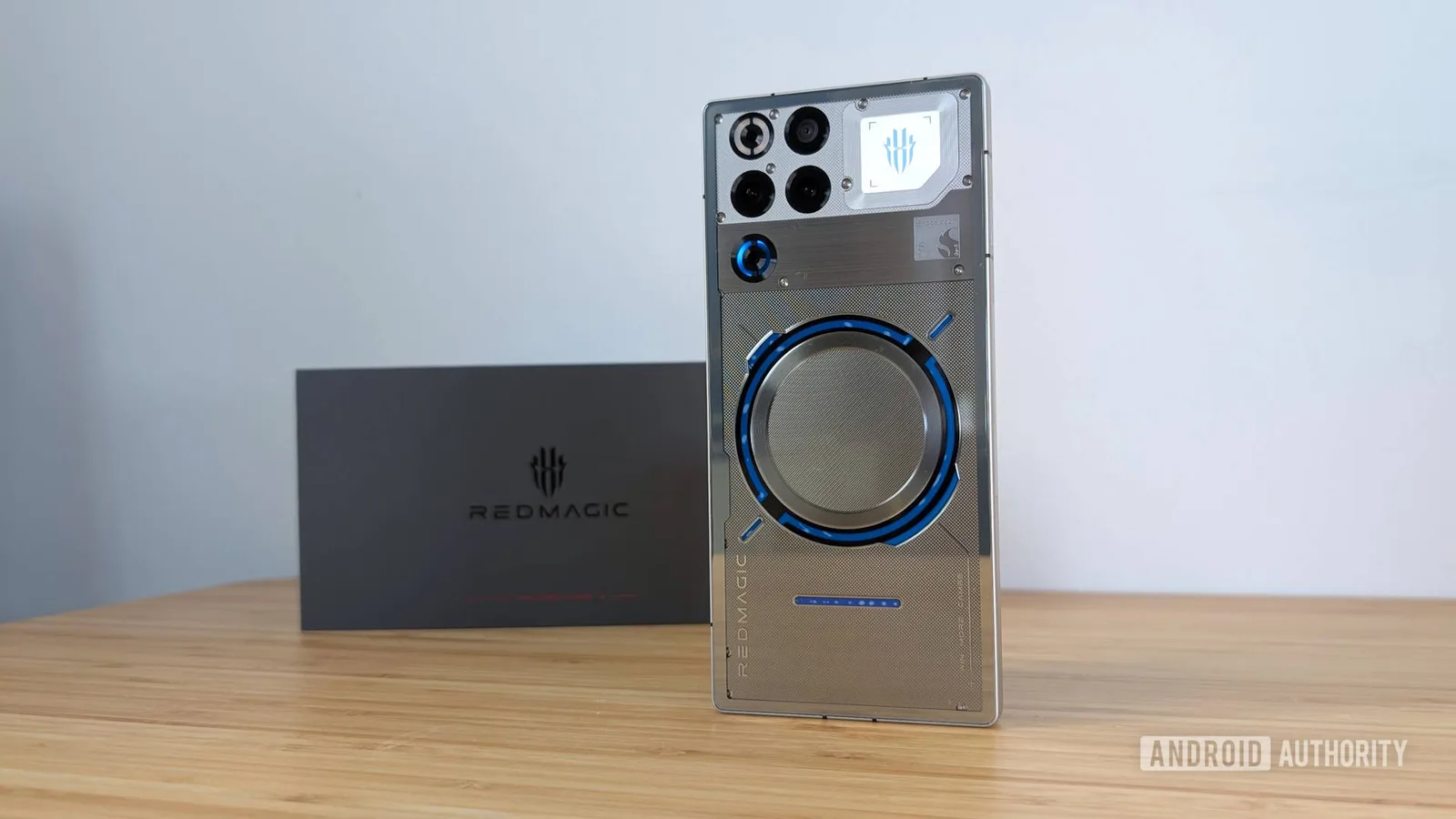 Telefonul REDMAGIC 11 Pro evidențiază designul său modern și caracteristicile de gaming.