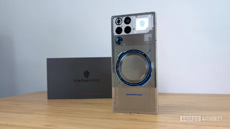 Telefonul REDMAGIC 11 Pro evidențiază designul său modern și caracteristicile de gaming.