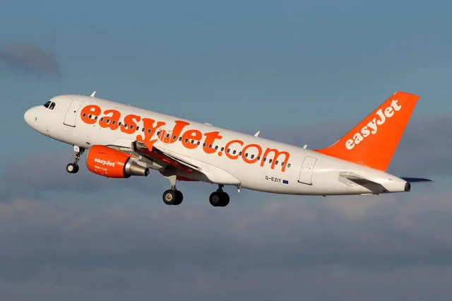 Avion easyJet decolând, simbolizând schimbări în industria aviatică.