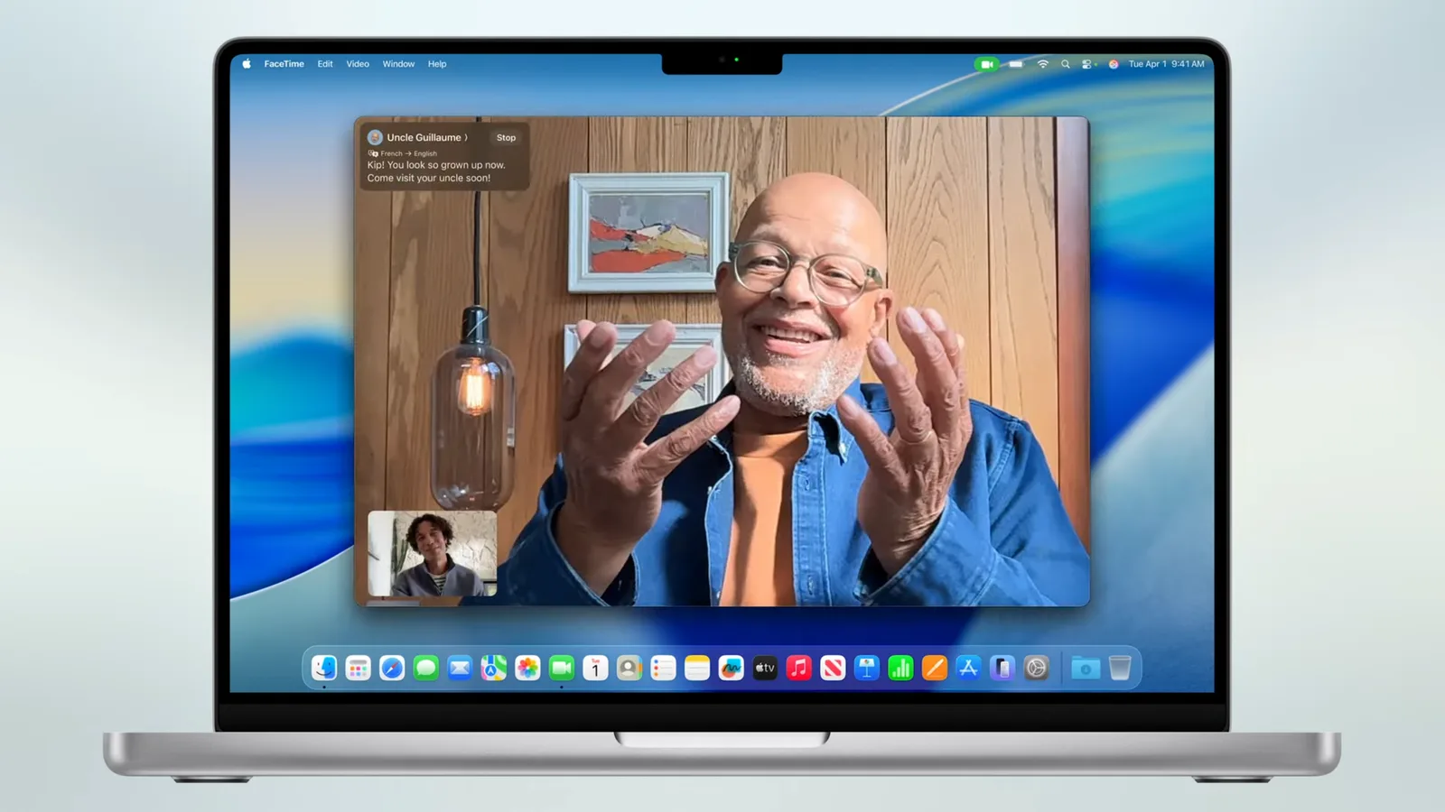 Un utilizator zâmbind în timpul unei apel video pe un laptop Apple.