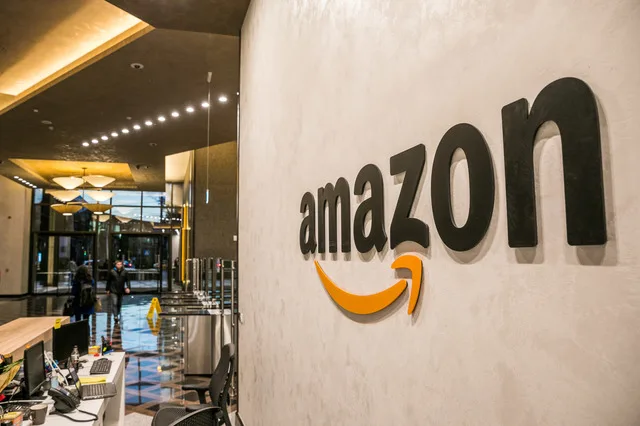 Logo-ul Amazon într-un mediu modern, simbolizând inovația și succesul.