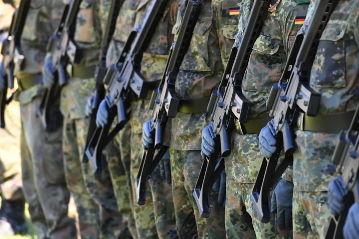 Militari antrenați pentru misiuni de menținere a păcii în Ucraina.