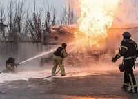 Intervenție a pompierilor pentru stingerea unui incendiu provocat de un atac cu drone.