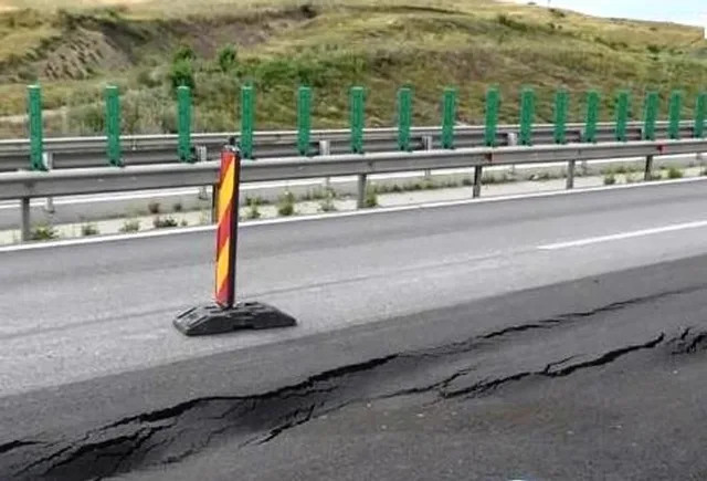 Asfaltul de pe autostrada A10 s-a surpat, afectând circulația rutieră.